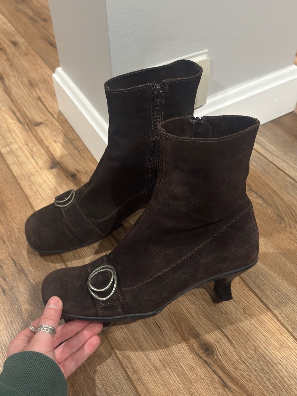 LA CANADIENNE Chic Y2k Brown Suede Kitten Heel “Toni” Boots | Size 8